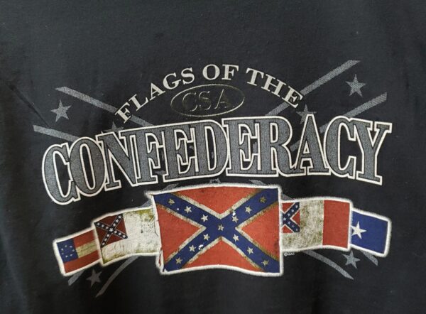 A black shirt with the words " flags of confederacy ".