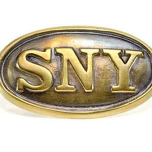 A gold belt buckle with the letters sny on it.