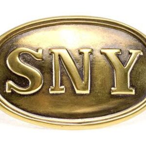 A gold belt buckle with the letters sny on it.