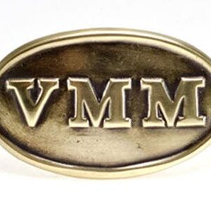 A gold belt buckle with the letters vmm on it.