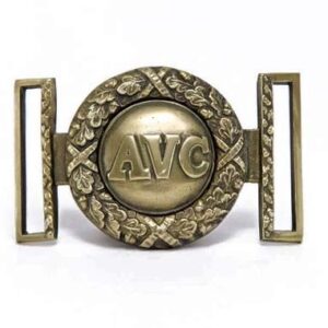 A belt buckle with the initials avc on it.