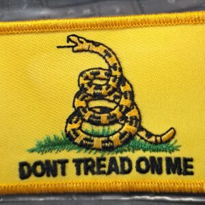 A yellow patch with the words " don 't tread on me ".