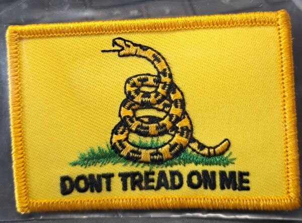 A yellow patch with the words " don 't tread on me ".